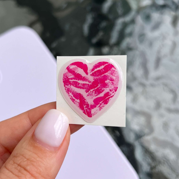 3D стікер "Heart in pink kisses"