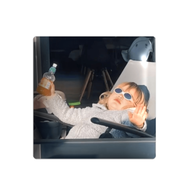 3D стікер "Дівчинка в окулярах"