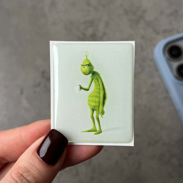 3D стікер "Грінч з чашкою, розмір 4x5 см"