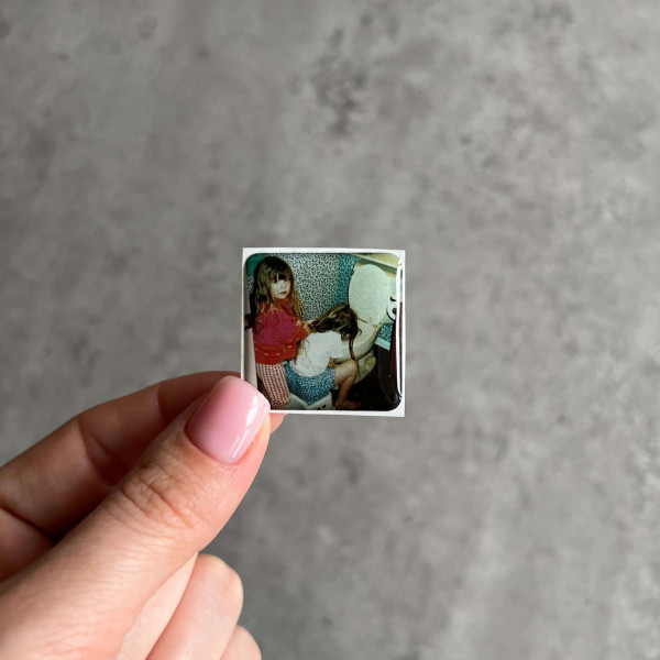 3D sticker "A friend in need is a friend indeed"